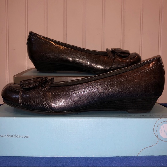 LifeStride Gray Silver 7.5 Slip-On 1” Wedge Flats w/Texture Buckle Margot Patent - Picture 8 of 8